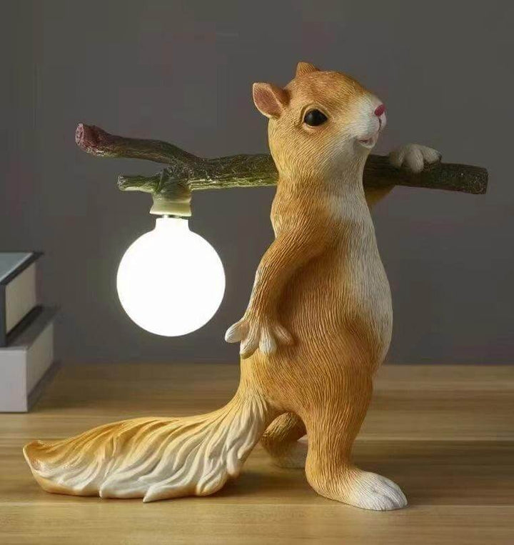 Sød bordlampe med egernmotiv