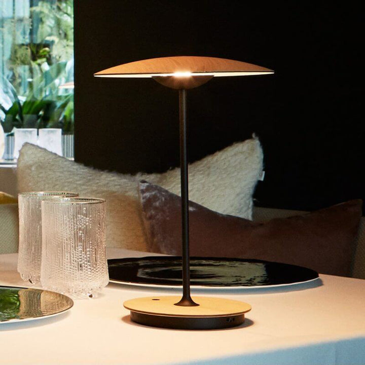 Moderne bordlampe i metal med LED