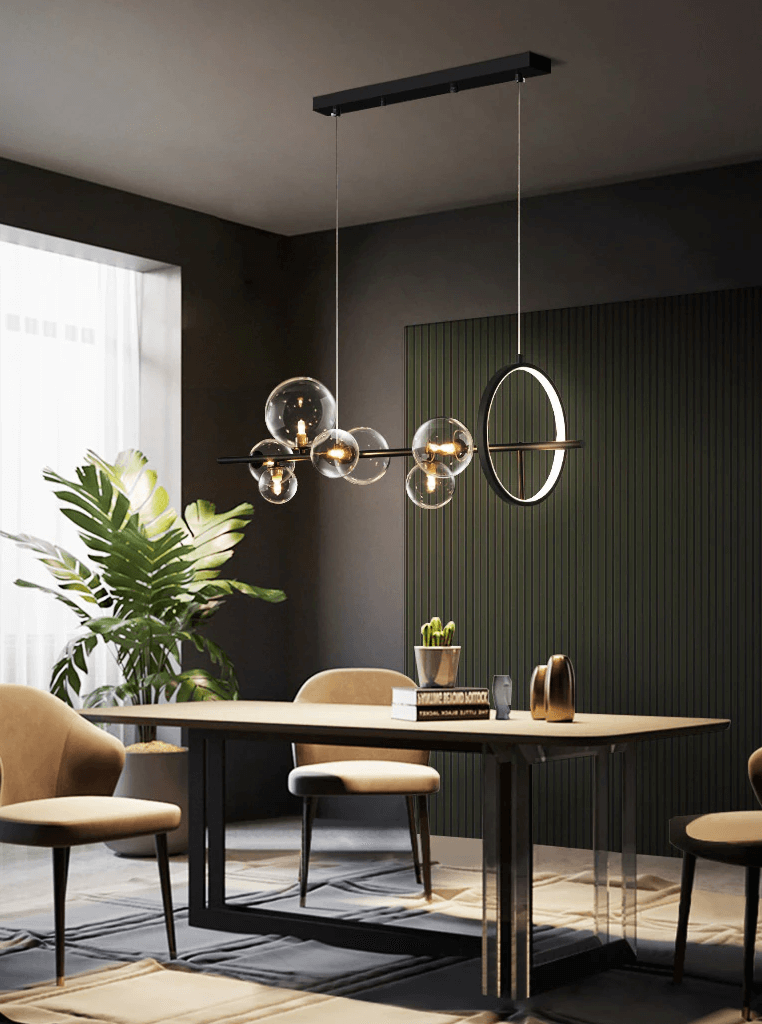 Glasboble pendellampe i et minimalistisk rum
