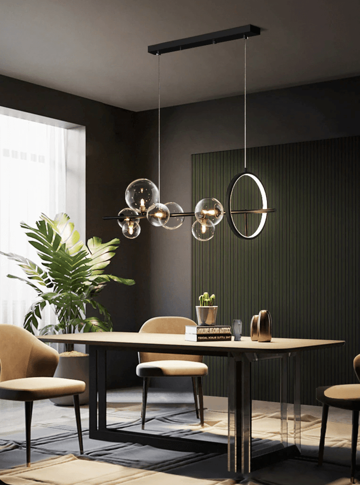 Glasboble pendellampe i et minimalistisk rum