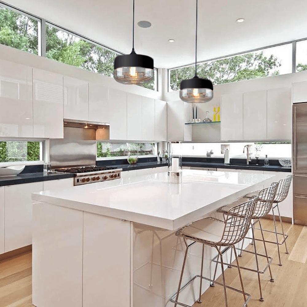 Moderne pendellampe med glasskjerm