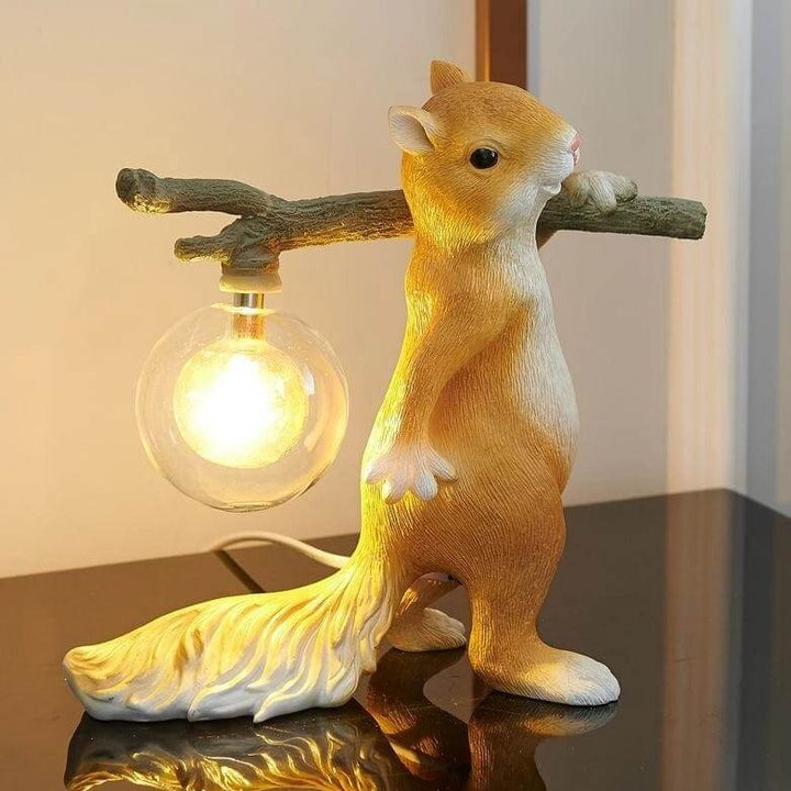 Sød bordlampe med egernmotiv