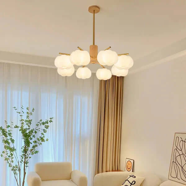 Moderne loftslampe i træ og bomuldskugler