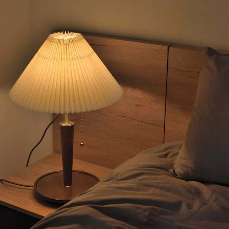 Bordlampe med råboret træ