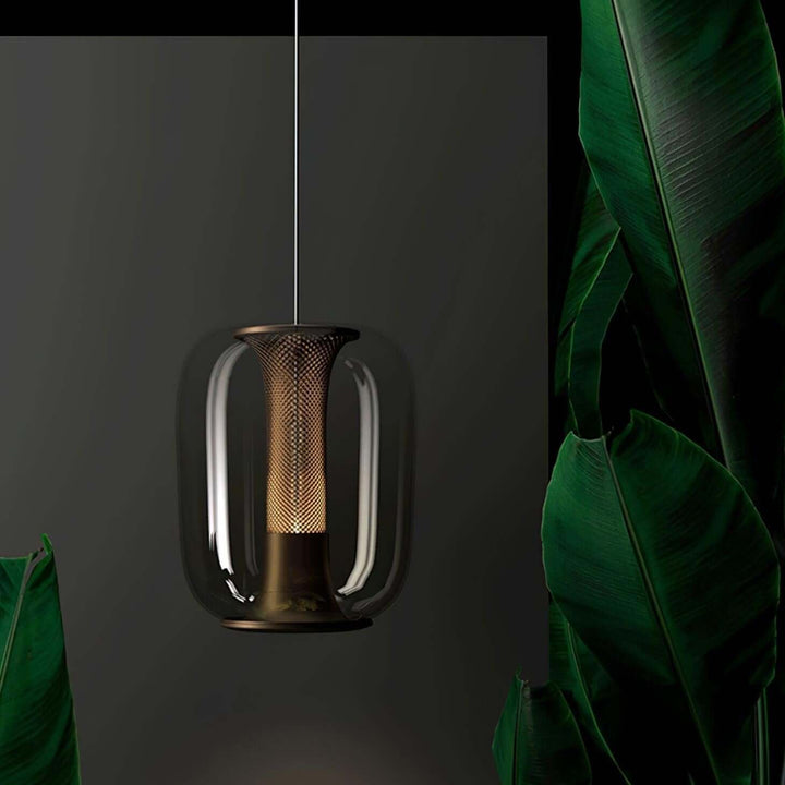 Lampe monteret i loftet, viser installationen