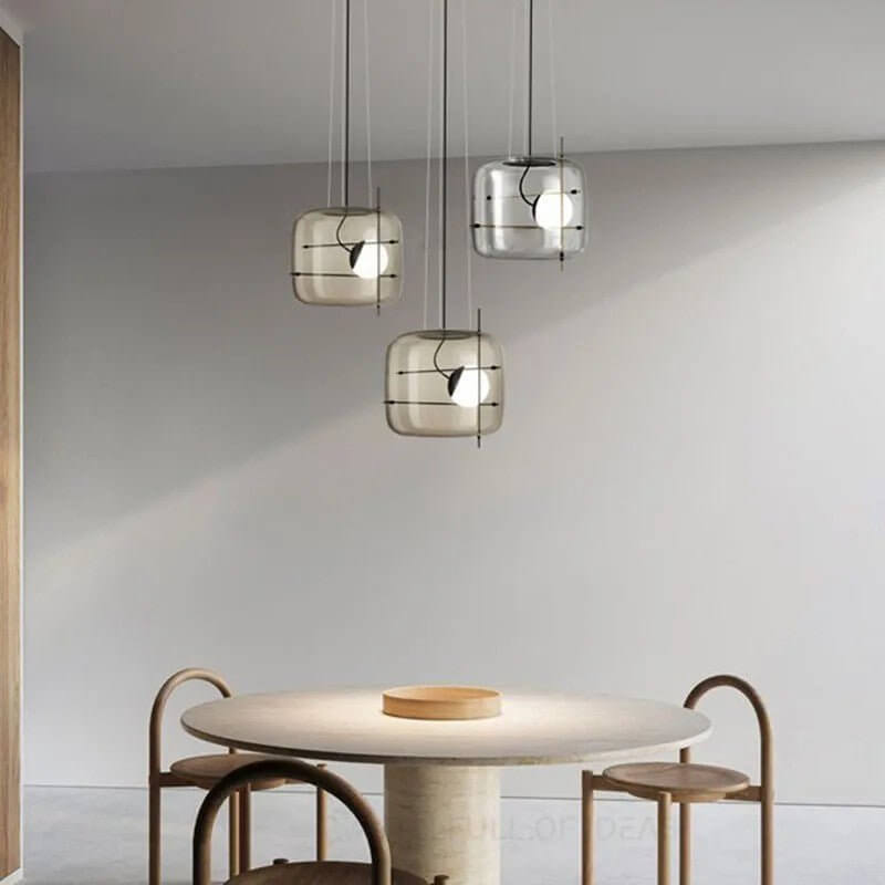 Moderne glas pendel i en stueindretning