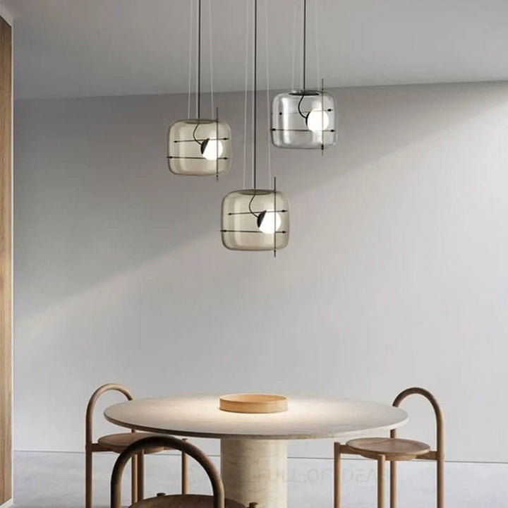 Moderne glas pendel i en stueindretning