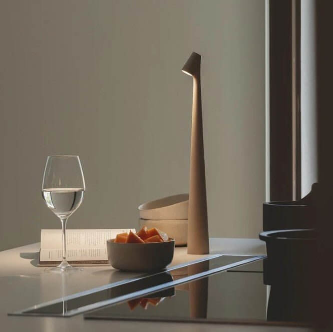 Bærbar LED-bordlampe på et skrivebord