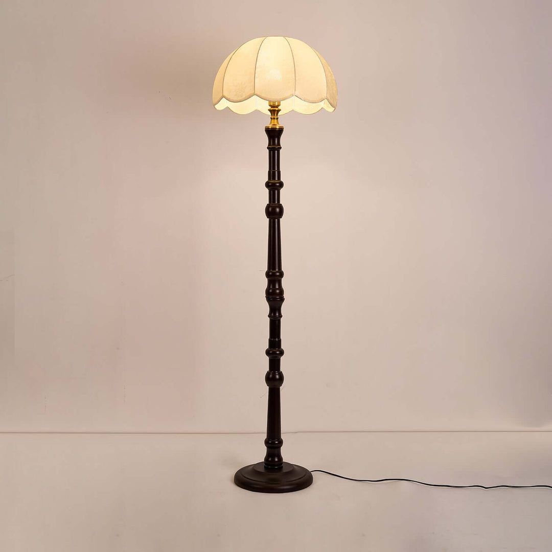 Moderni lattiavalaisin, elegantti ja tyylikäs