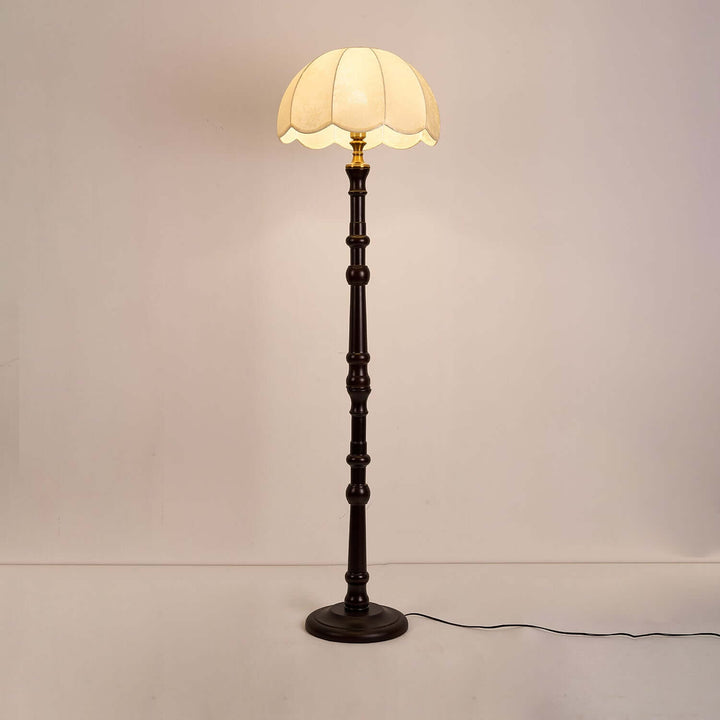 Moderni lattiavalaisin, elegantti ja tyylikäs
