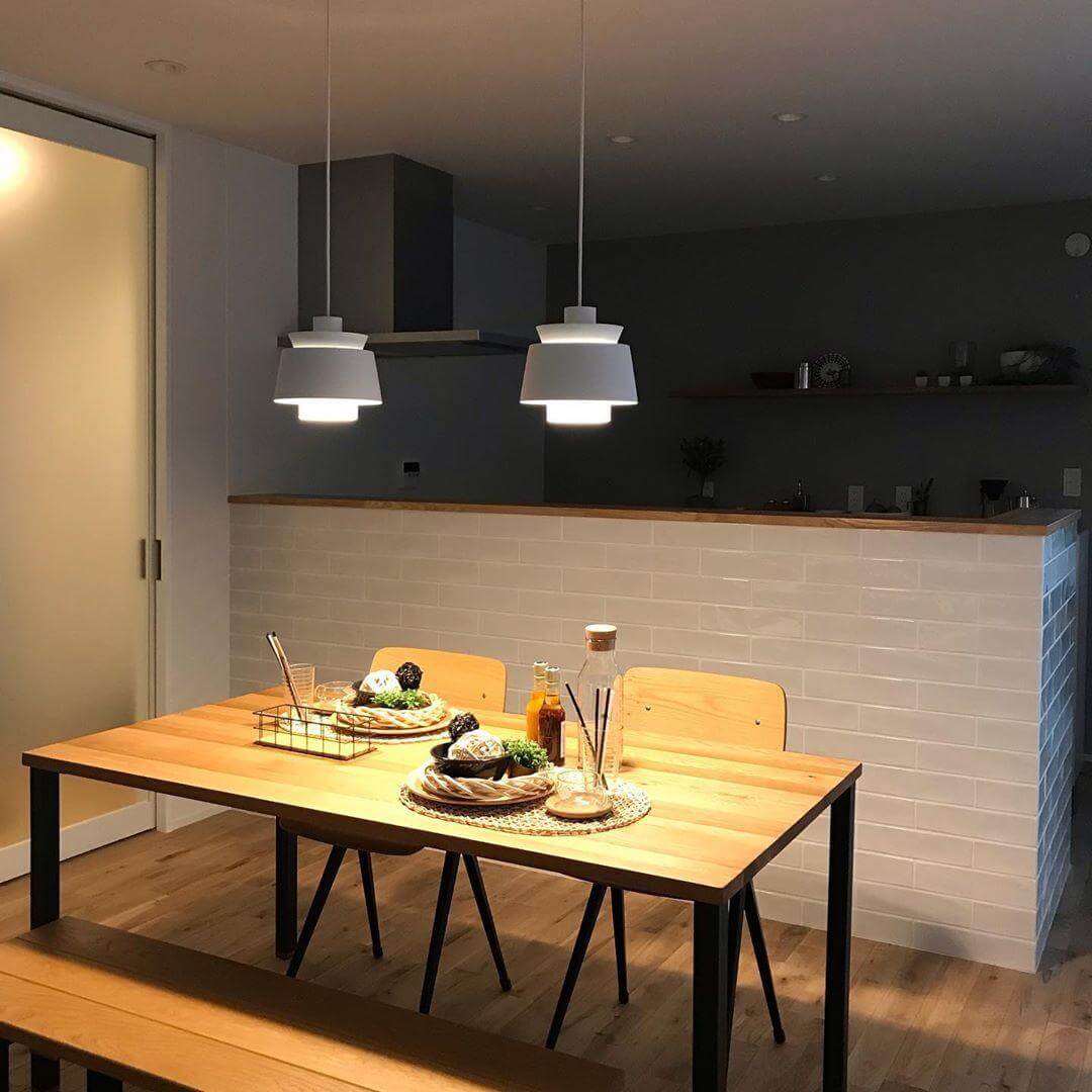 Moderne pendellampe med stjernetåge design i et stuemiljø