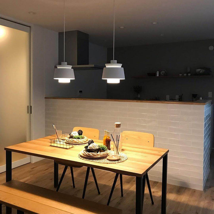 Moderne pendellampe med stjernetåge design i et stuemiljø
