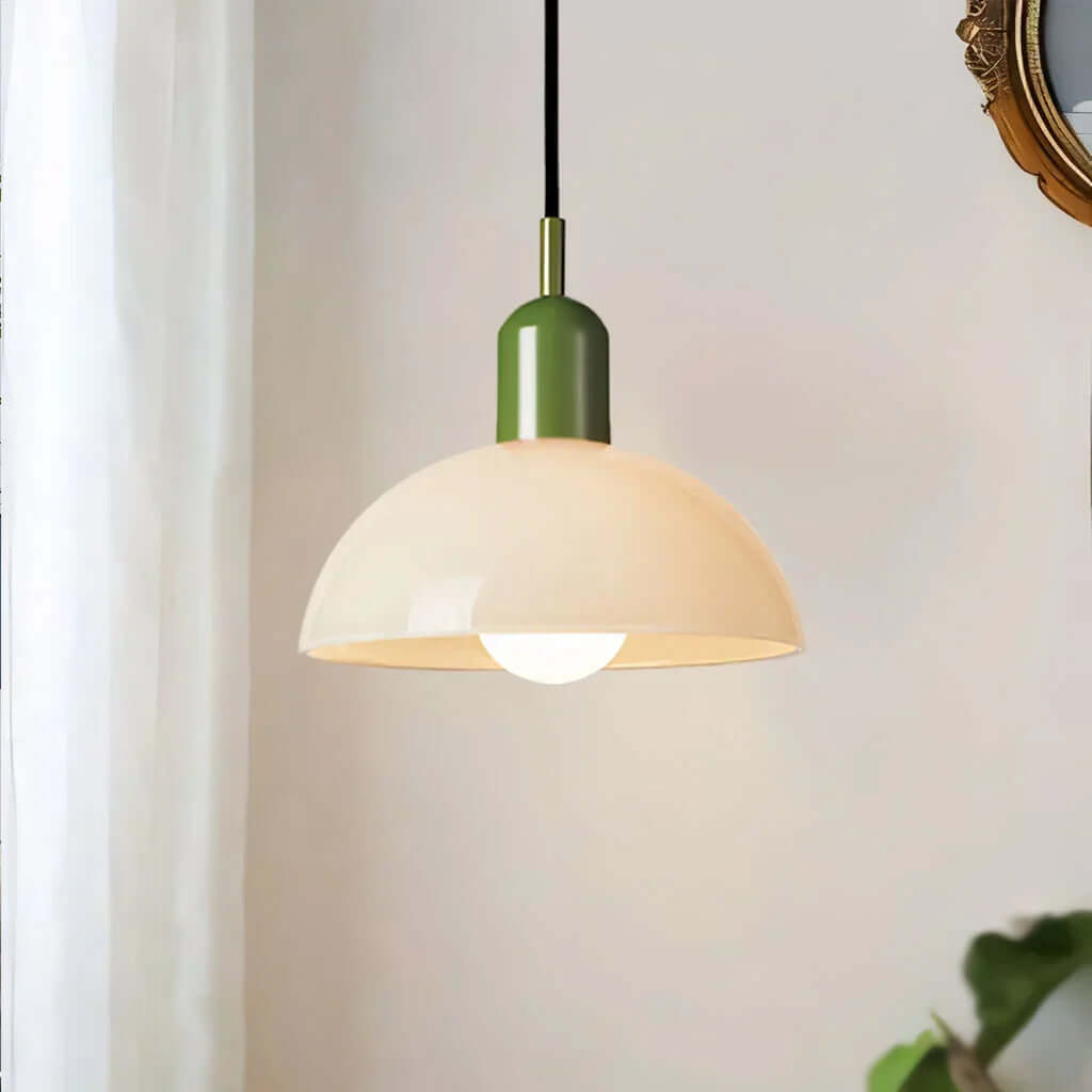 Farverig pendel med glaskuppel