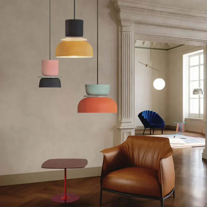 Moderne loftlampe i farveblokke med nordisk design