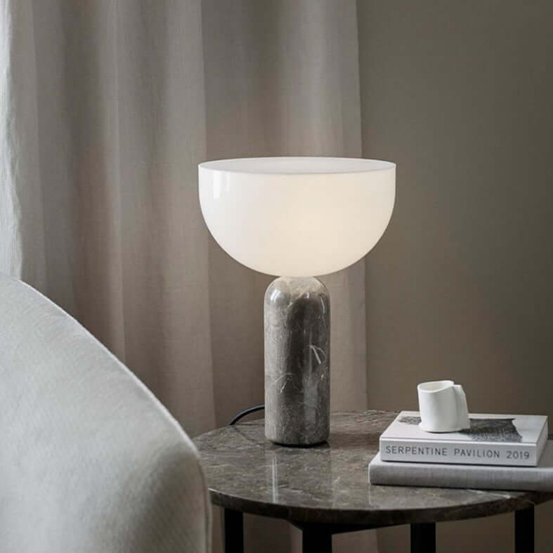 Elegant marmorbordlampe med moderne design