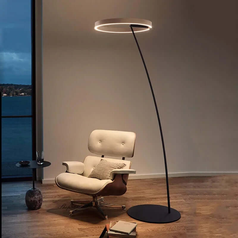 Minimalistinen LED-lattiavalaisin