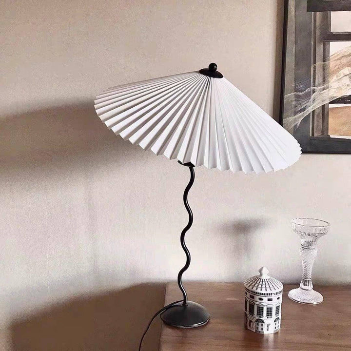 Buet skrivebordslampe