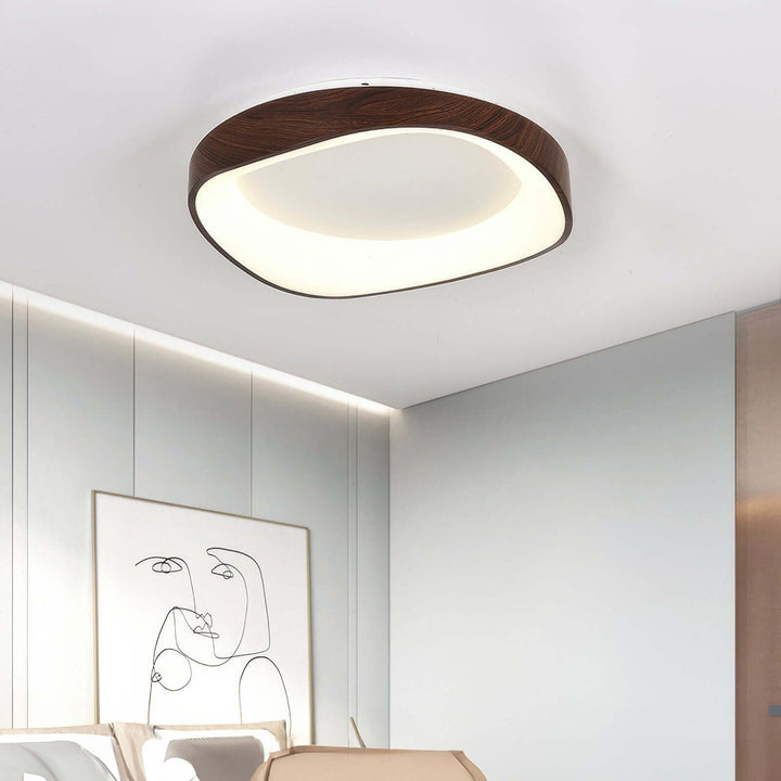 Nordisk loftlampe med kunstnerisk træstruktur