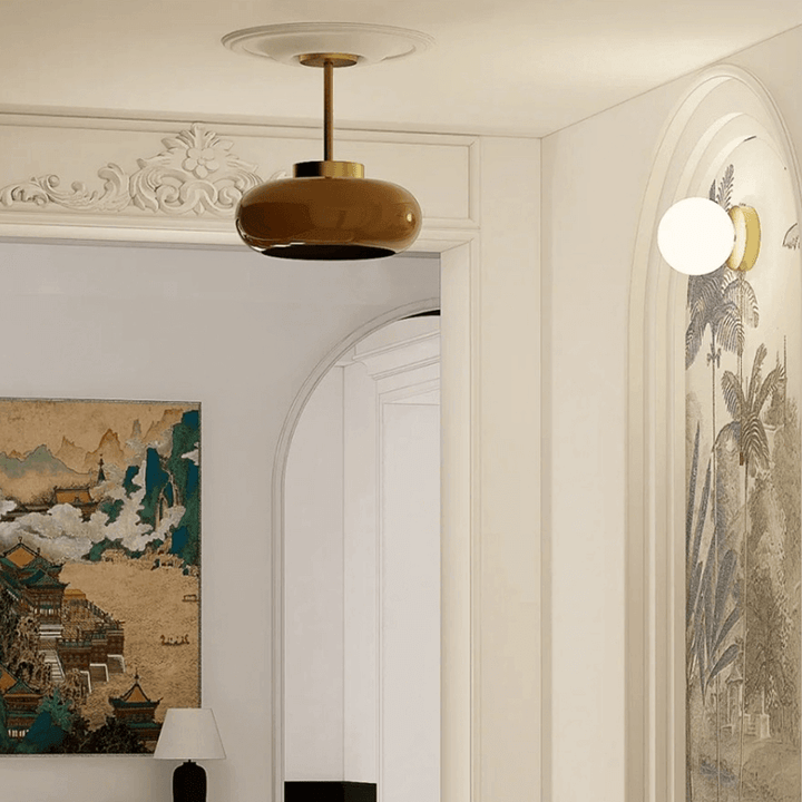 Vintage loftslampe med orange glaskuppel og kobberstel