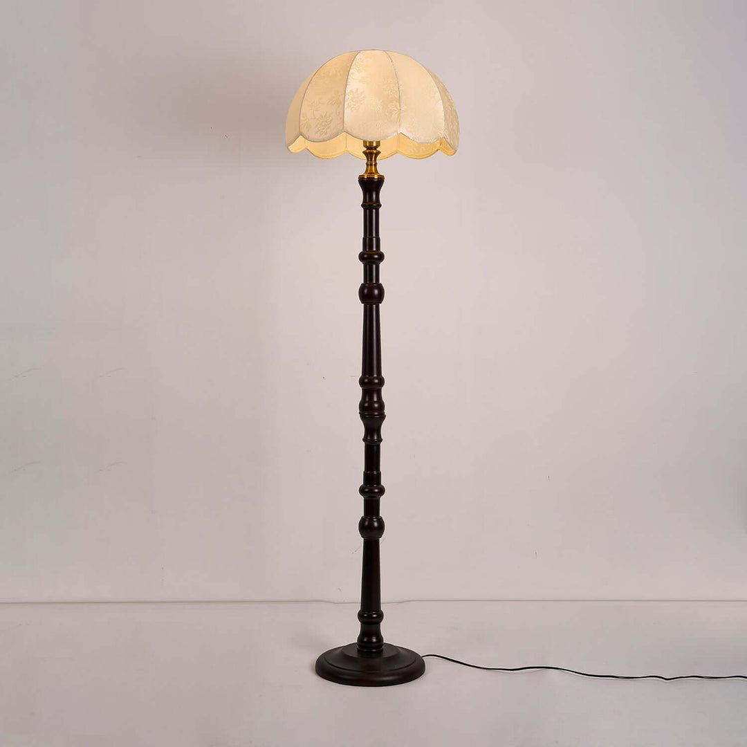 Moderni lattiavalaisin, elegantti ja tyylikäs