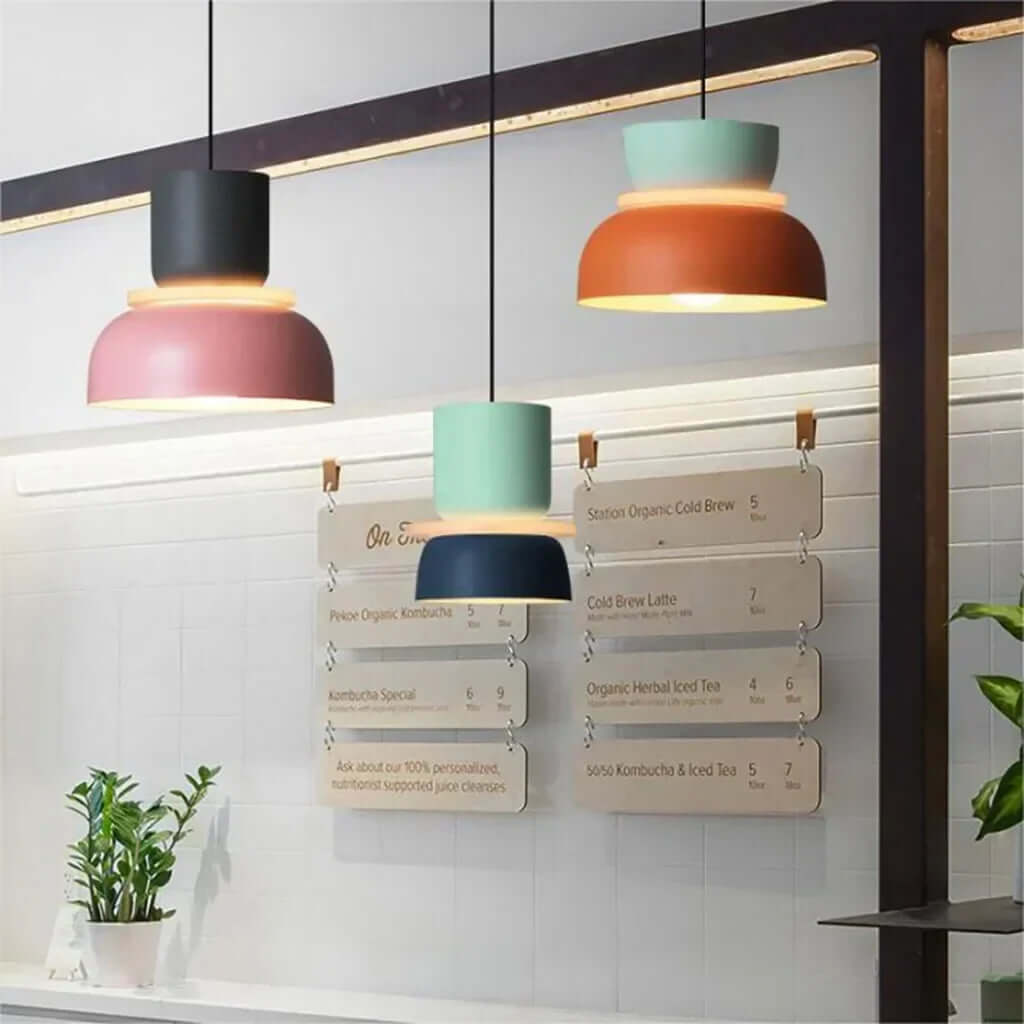Moderne loftlampe i farveblokke med nordisk design