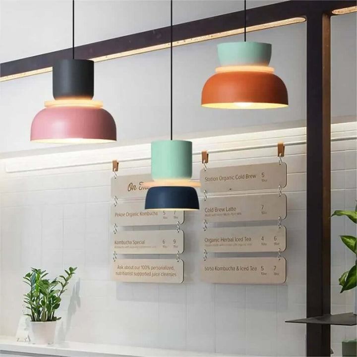 Moderne loftlampe i farveblokke med nordisk design