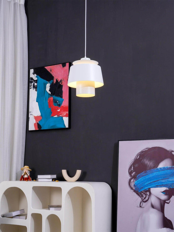 Moderne pendellampe med slukket lys