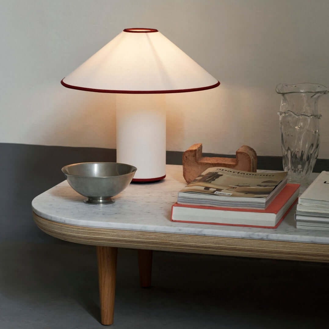 Moderne bordlampe tændt