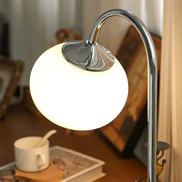 Moderne metal- og glasbordlampe i skumfidusform