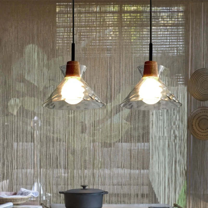 Moderne pendellampe i glas med trædetaljer