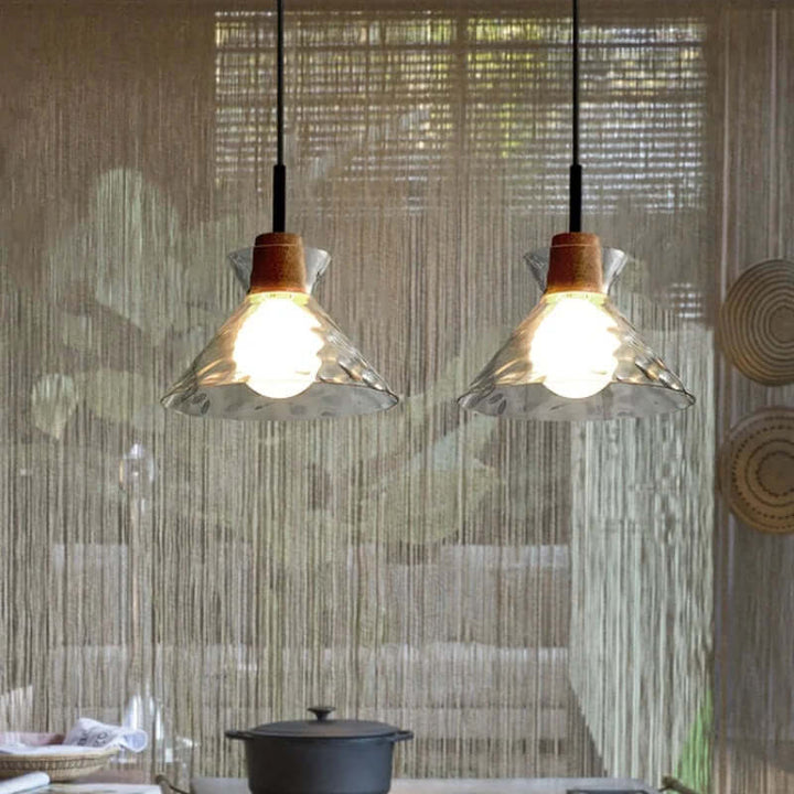 Moderne pendellampe i glas med trædetaljer