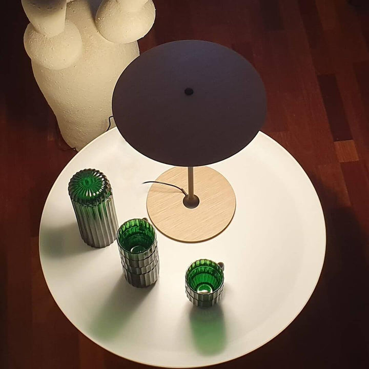 Moderne bordlampe i metal med LED
