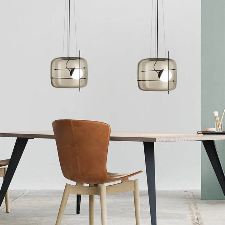 Moderne glas pendel med sort base og klar skærm