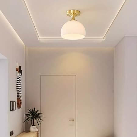 Moderne loftslampe med mælkeagtigt glas
