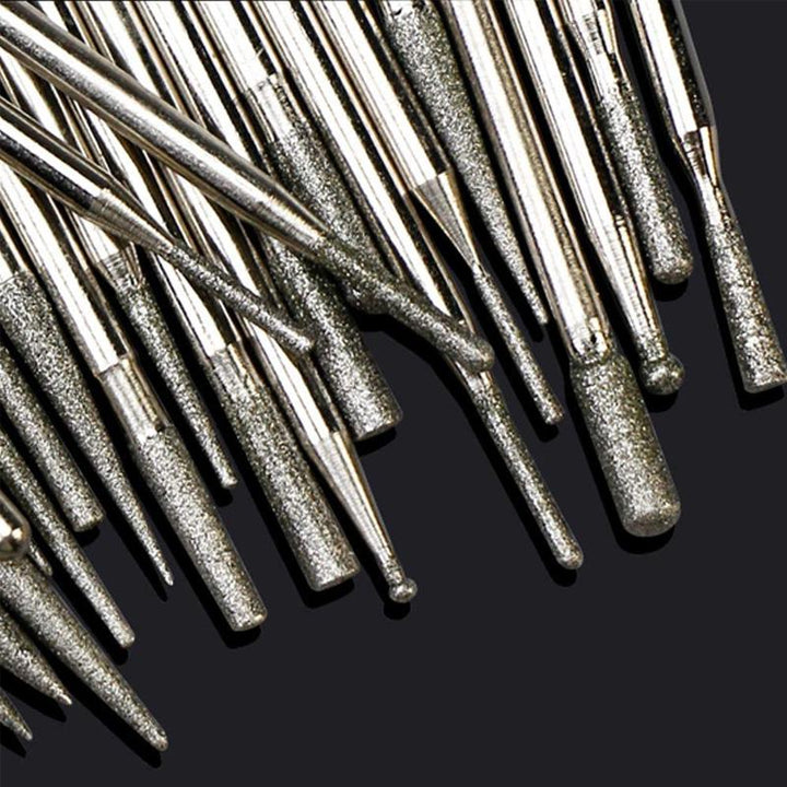 30 erimuotoista timanttihiontaporaa käsityöhön muovikotelossa; sopii metalleille, kiville ja keramiikalle.