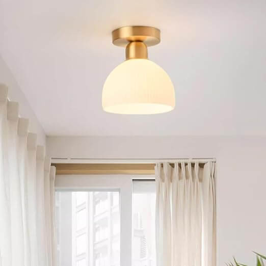 Moderne loftslampe med mælkeagtigt glas