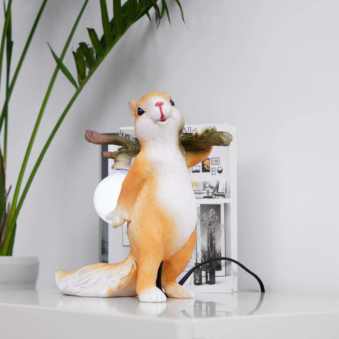 Sød bordlampe med egernmotiv