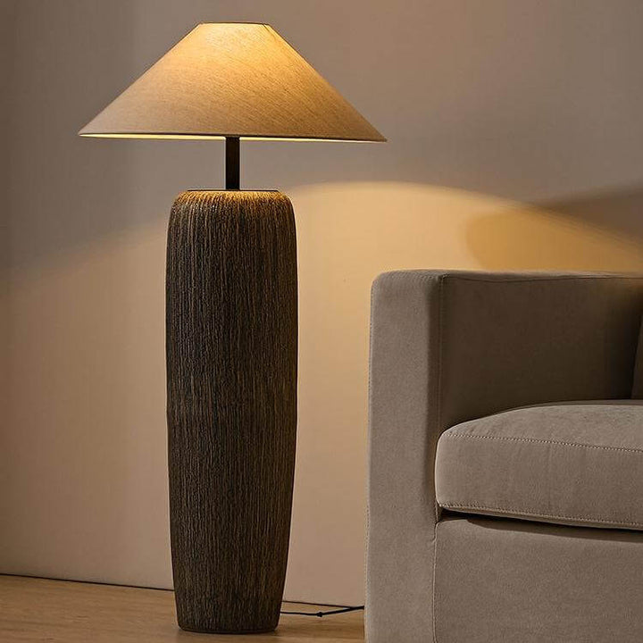 Vintage gulvlampe med varm atmosfære