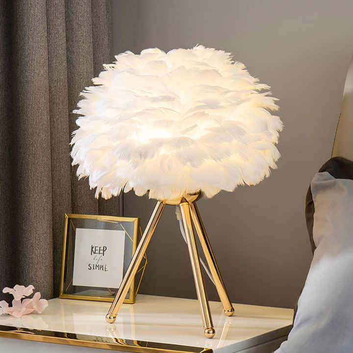 Dæmpbar LED-bordlampe med lilla fjerdekoration