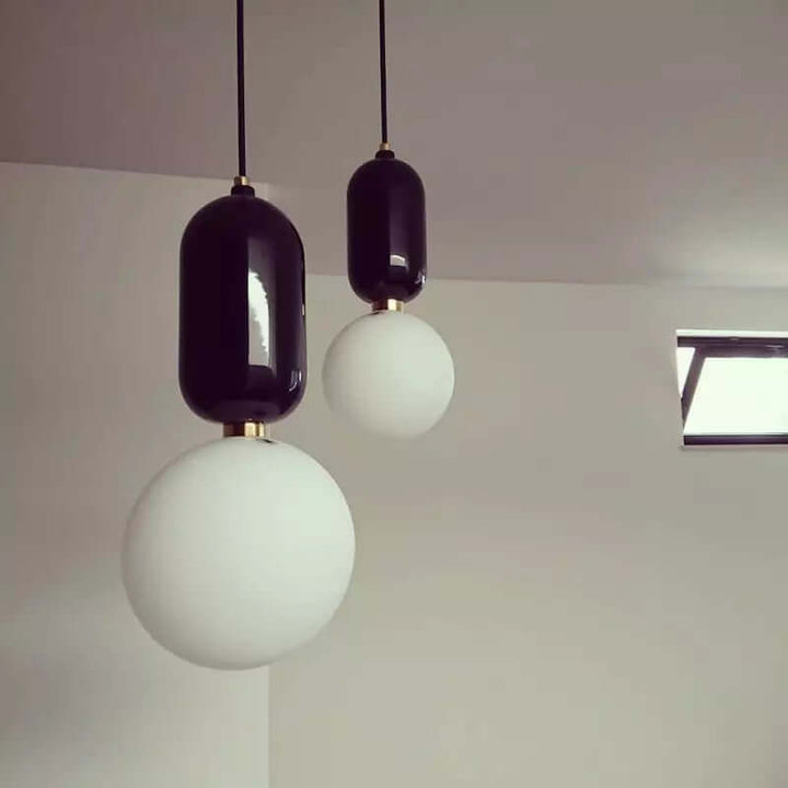 Moderne pendellampe i en hyggelig stue