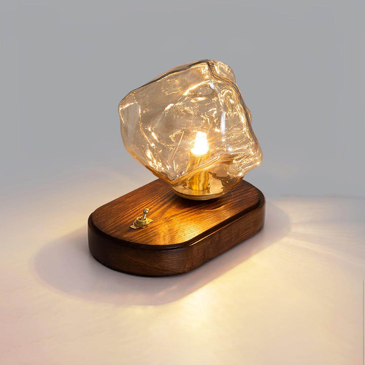 Isstensk design glasbordlampe i mørke