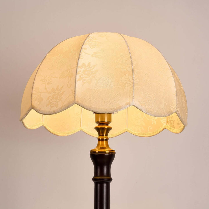 Moderni lattiavalaisin, elegantti ja tyylikäs