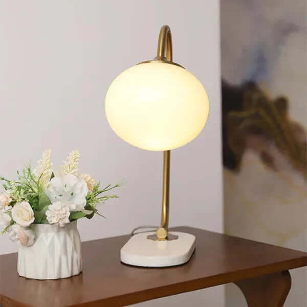 Moderne metal- og glasbordlampe i skumfidusform