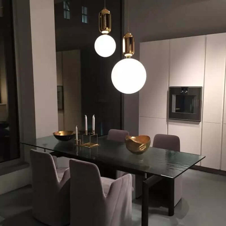 Moderne pendellampe i et stilfuldt køkkenmiljø