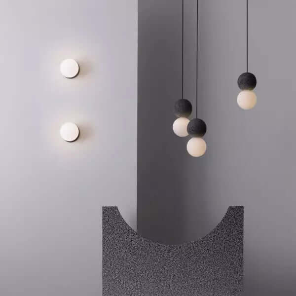 Moderne loftslampe med betonmønster og glas