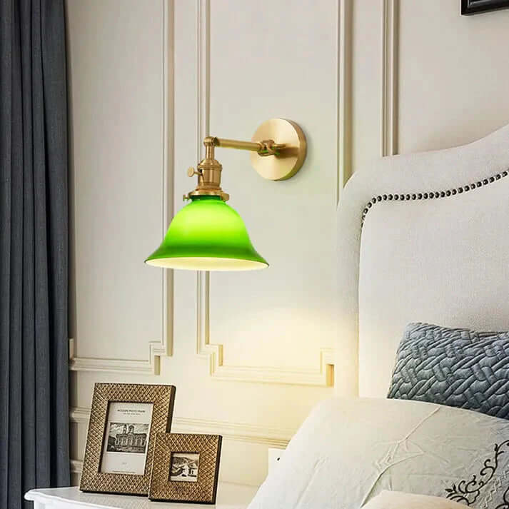 Vintage-stil væglampe med justerbar arm, grønt glas