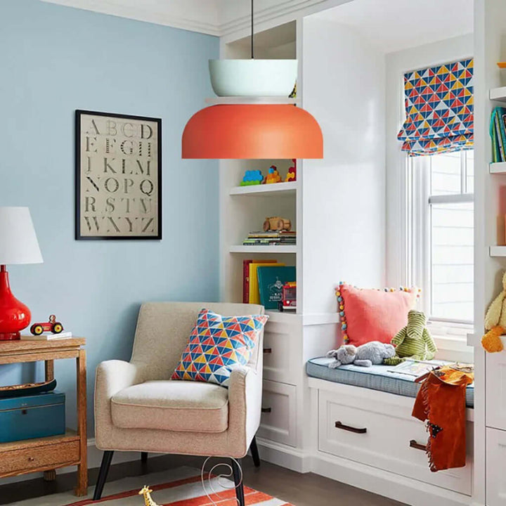 Moderne loftlampe i farveblokke med nordisk design