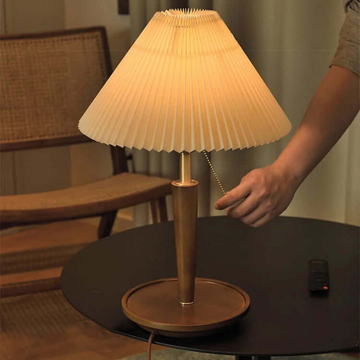 Bordlampe med råboret træ