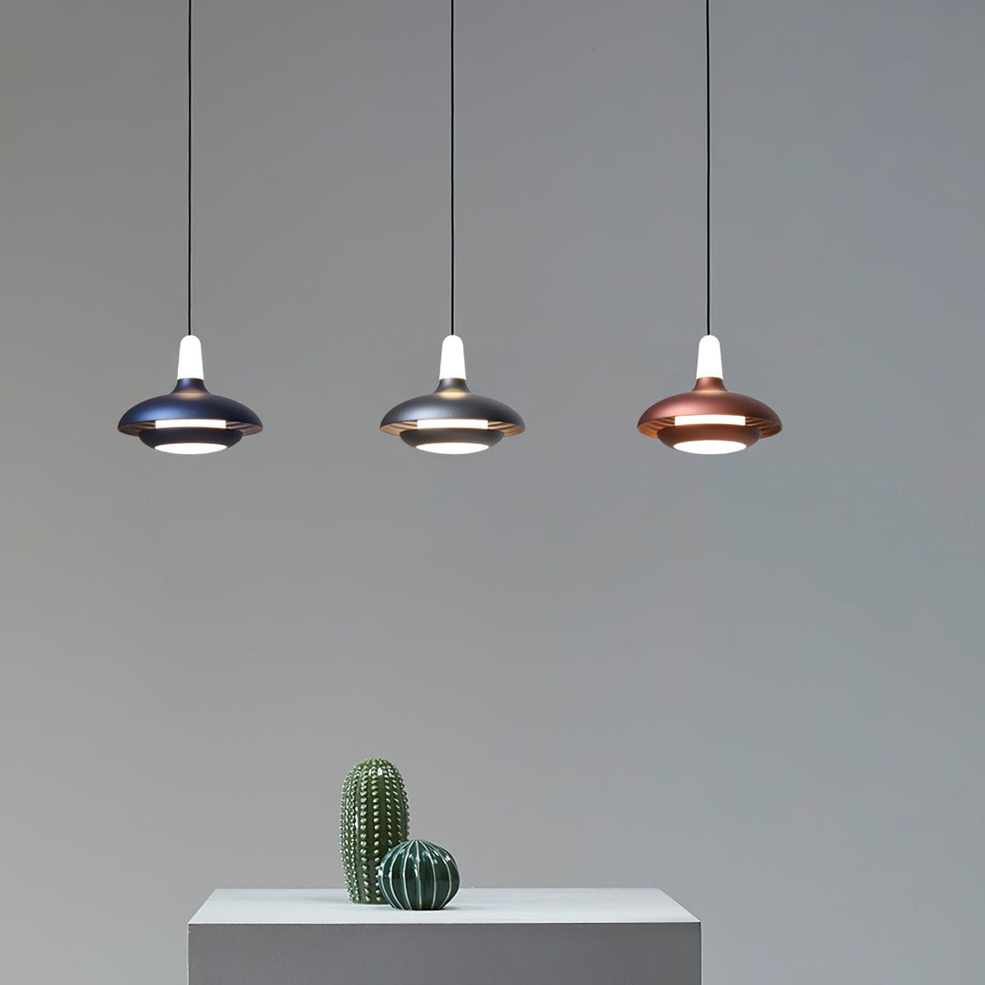 Moderne loftslampe i tropisk stil