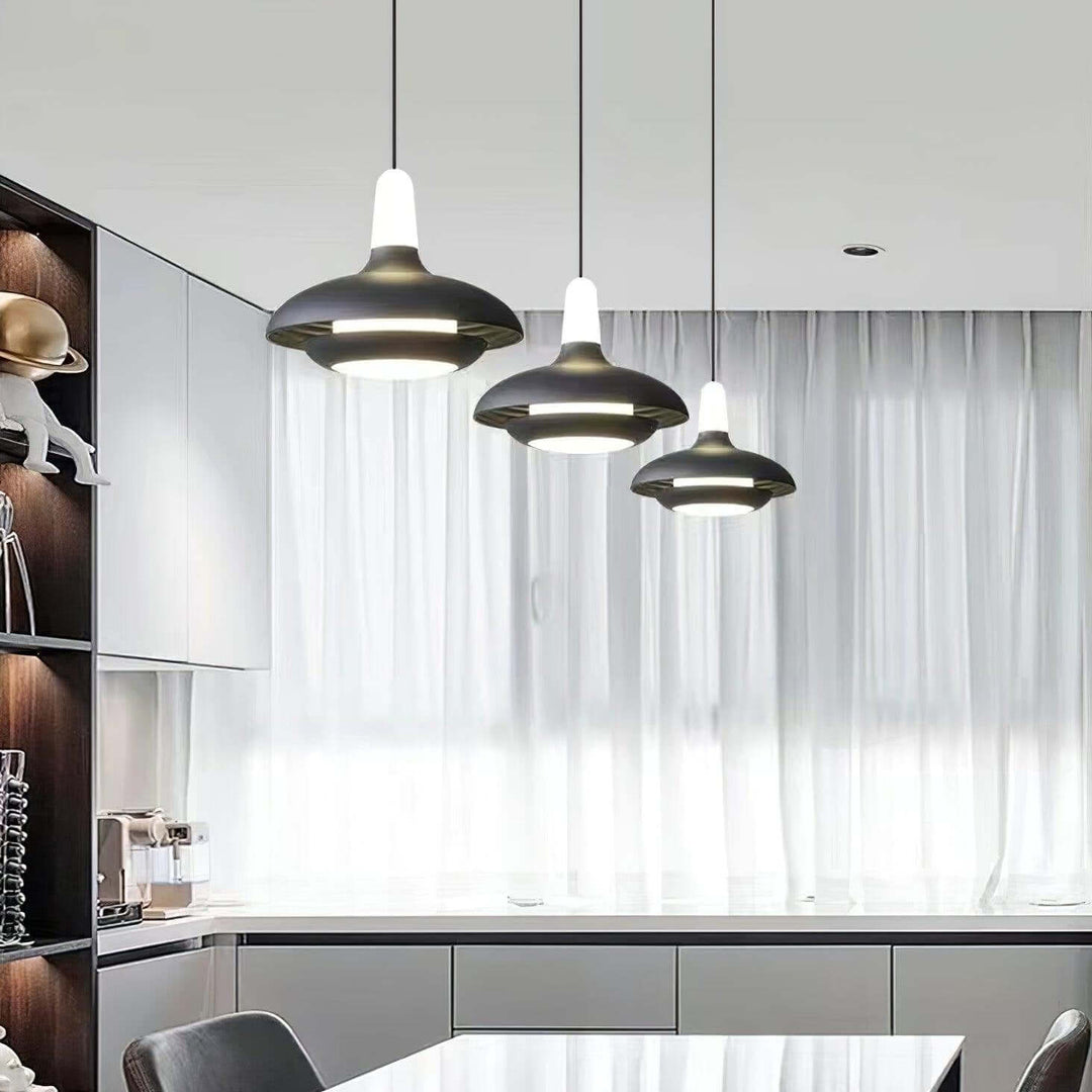 Moderne loftslampe i tropisk stil